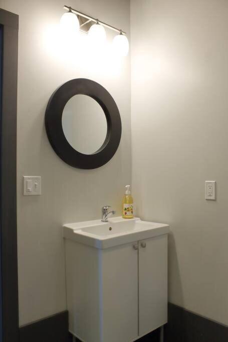 Suite #B, Industrial Styling, Ac 哈利法克斯 外观 照片